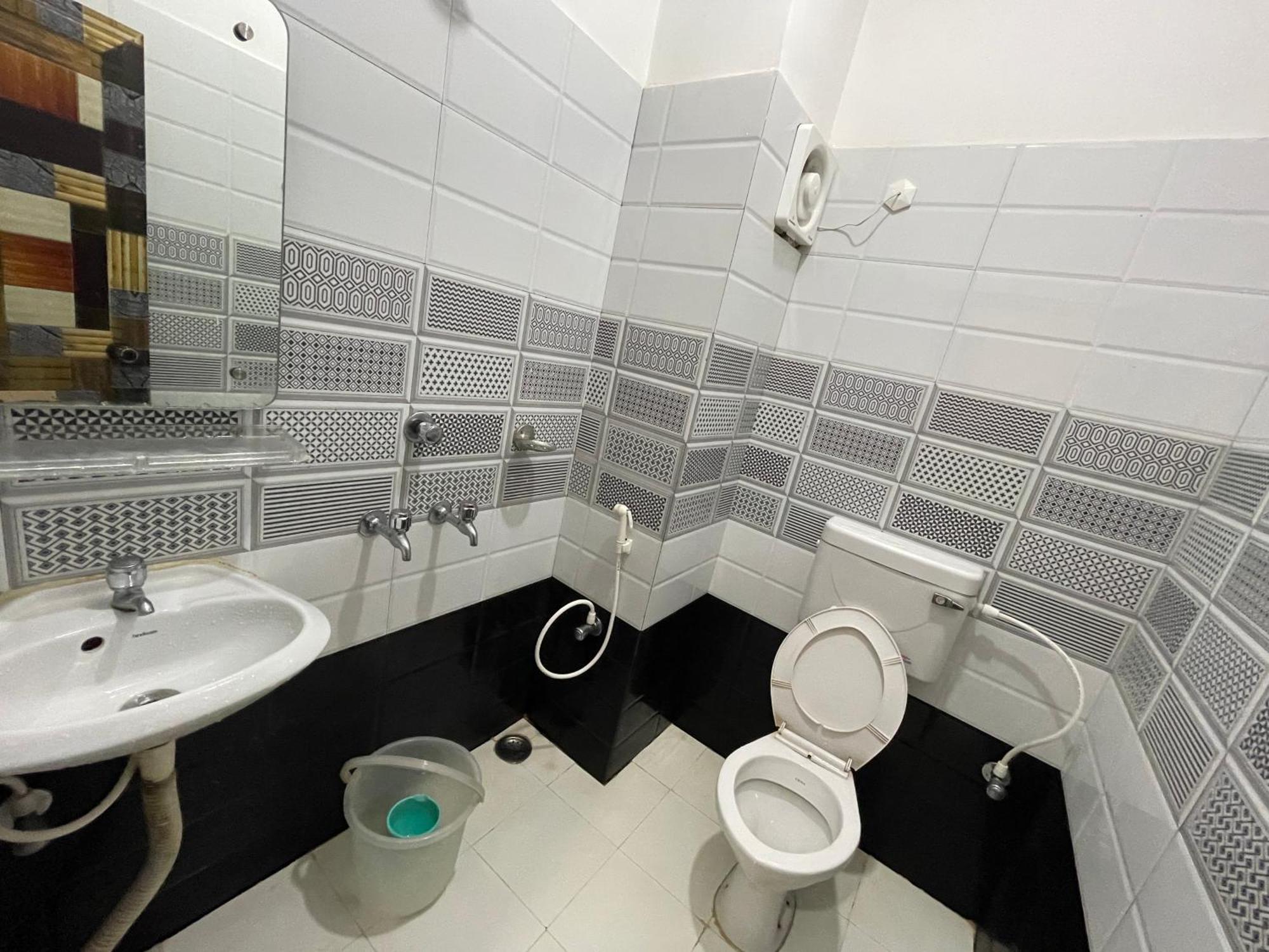 Hotel Seven Inn By Seven Group Puri Esterno foto